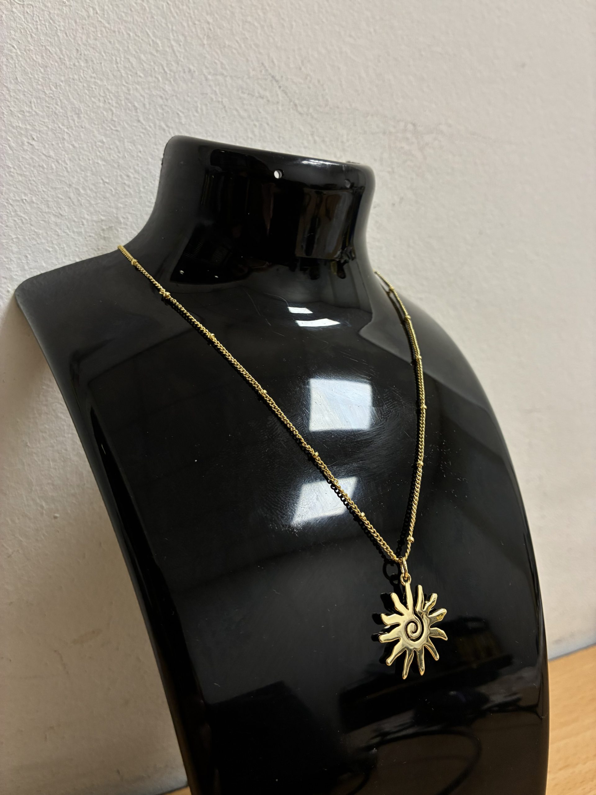 COLLARES DIJE Y BAÑO ORO SOL