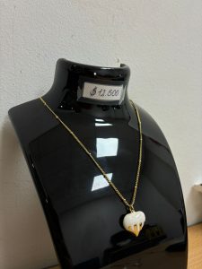 Collar corazón blanco